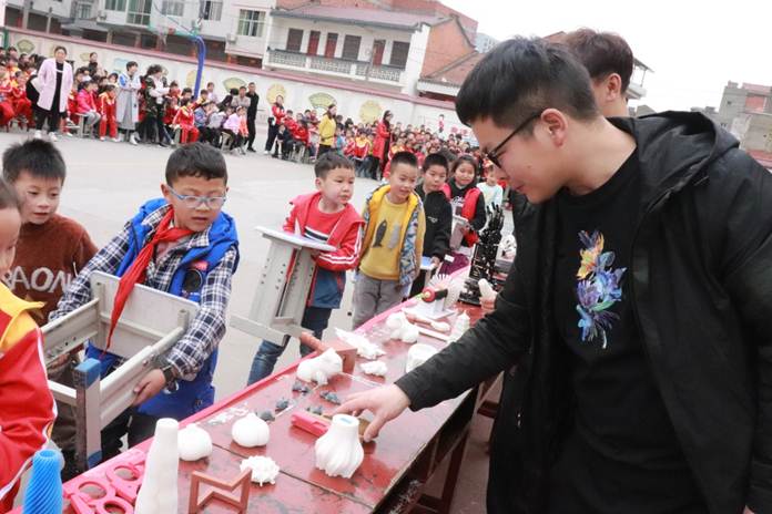 说明: F:\科技下乡\买球体育官方网站送科技进校园_五里小学\IMG_8532.JPG